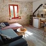 וילה Istrian Stone House With Heated Pool פולה