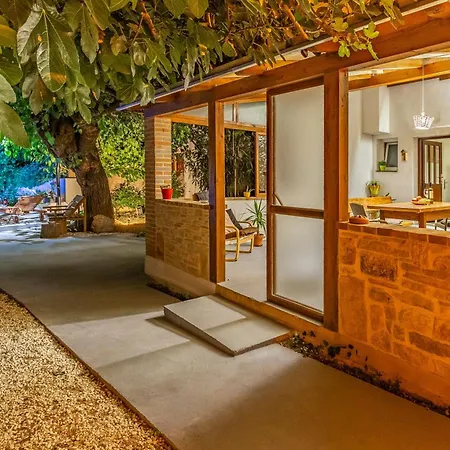 Вилла Istrian Stone House With Heated Pool