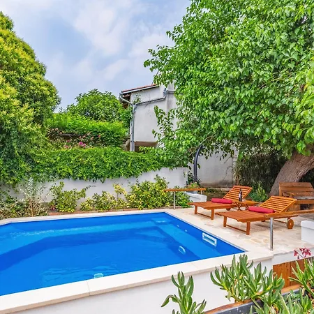 Istrian Stone House With Heated Pool بولا